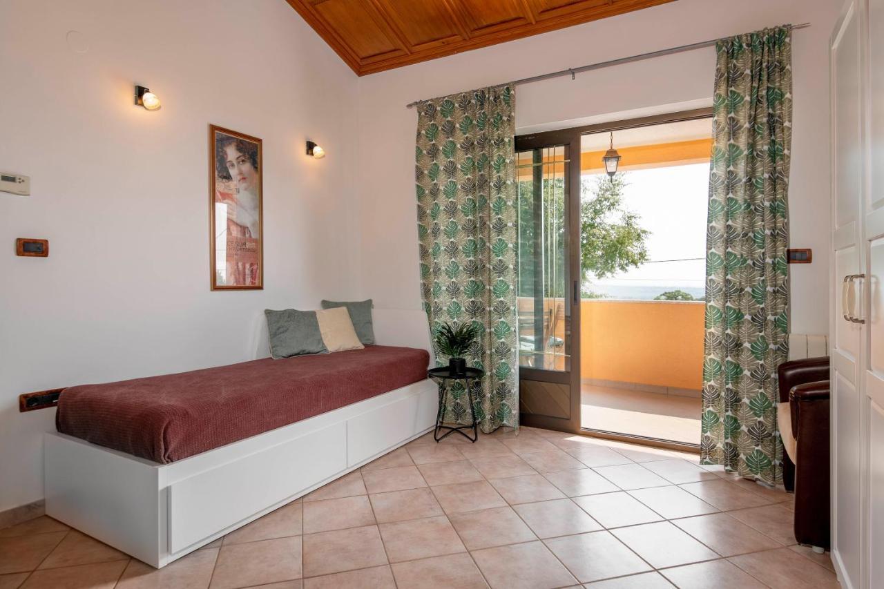 Villa Margerita Kastelir Luaran gambar